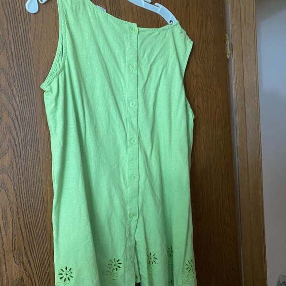 Green woman’s sleeveless linen shirt - Picture 2 of 5